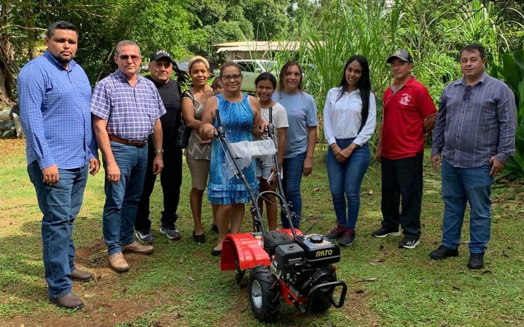 Acto de Donación de una MOTOAZADA a la Asociación de Mujeres Rurales Emprendedoras de Los Boquerones-AMREB.